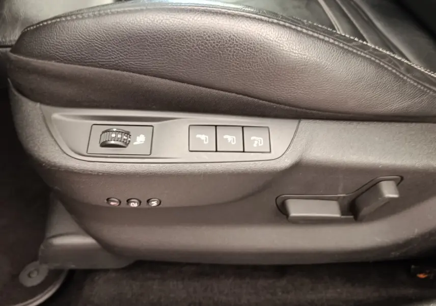 Détail des commandes de réglage du siège en cuir noir d'une DS5 BlueHDi 180 Automatique Chic de 2018.