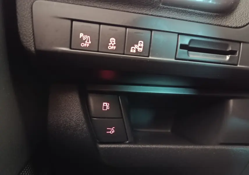 Gros plan sur les commandes intérieures noires du DS5 2018, avec boutons d’aide au stationnement et ouverture du coffre.