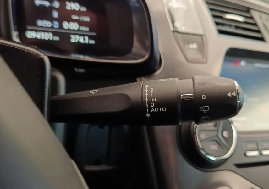Gros plan sur la commande d’essuie-glace à gauche du volant dans l’habitacle noir du DS5 BlueHDi 180 Automatique Chic.