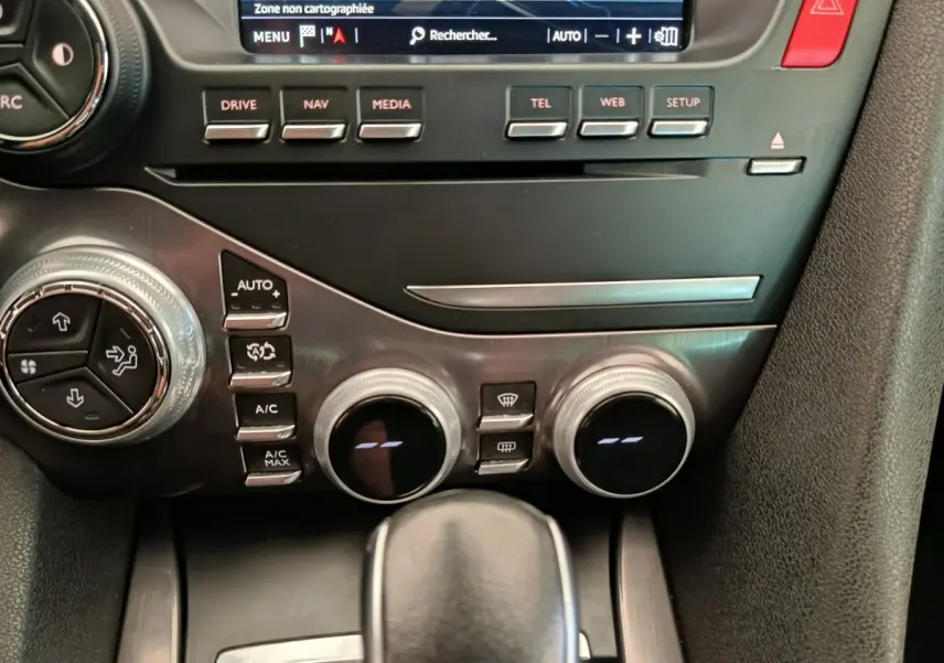 Gros plan sur la console centrale noire du DS5 2018, avec commandes climatisation, écran tactile et levier de vitesse automatique.