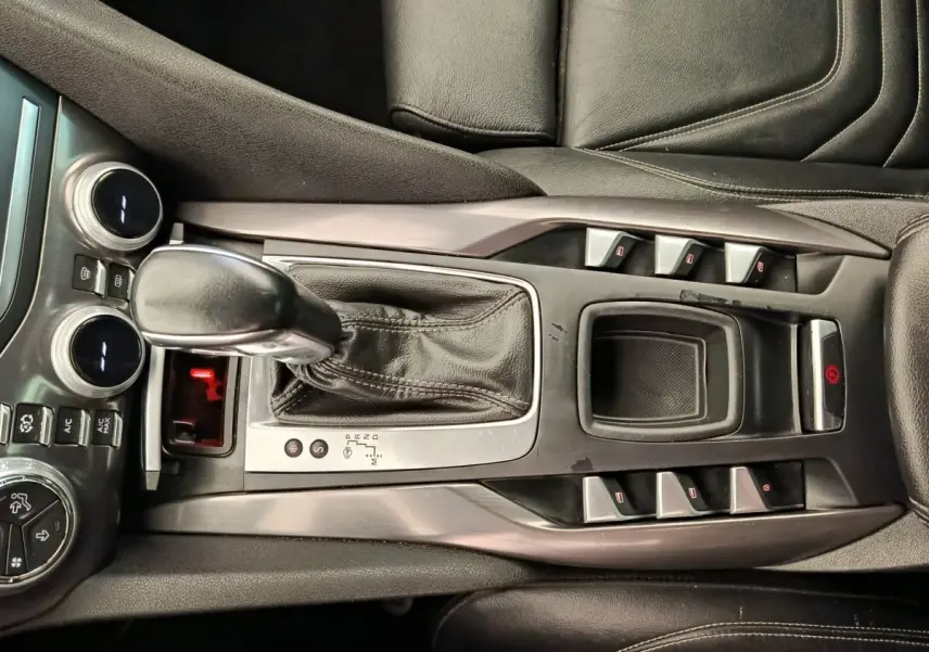 Gros plan sur la console centrale noire du DS5 2018, montrant le levier de vitesse automatique et les commandes de verrouillage.