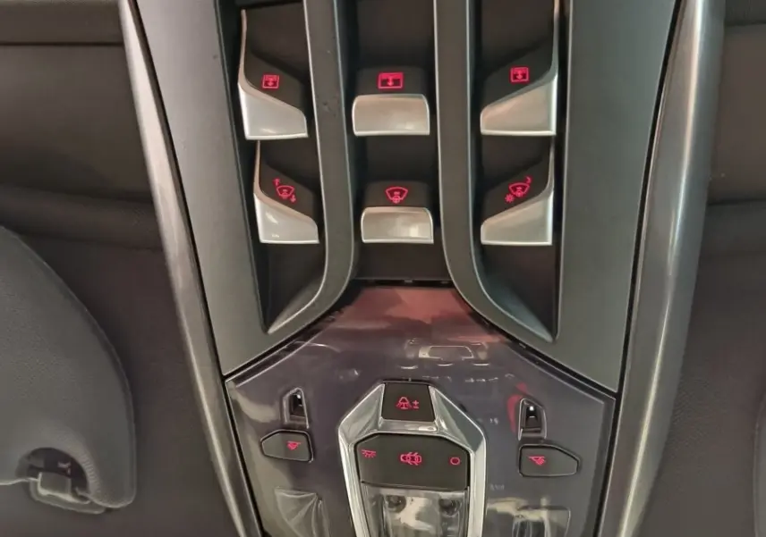 Vue rapprochée du plafonnier noir du DS5 2018 avec boutons de commande éclairés en rouge.