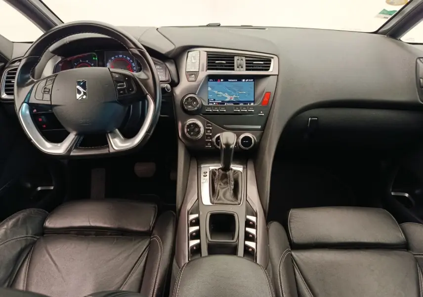 Vue intérieure avant du tableau de bord et console centrale noire du DS5 BlueHDi 180 Automatique Chic avec écran tactile de navigation.