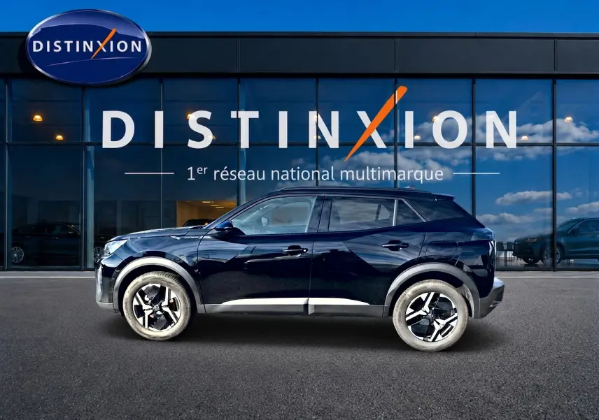 Profil côté gauche d'un Peugeot 2008 noir 2025 garé devant une vitrine avec logo Distinxion.
