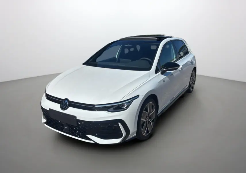 Volkswagen Golf blanc oryx vue 3/4 avant droit avec toit ouvrant panoramique et jantes alu 18 pouces.