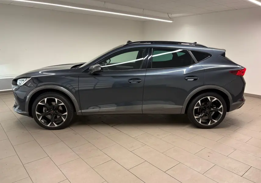 Vue de profil côté gauche du CUPRA Formentor 1.5 TSI 150 DSG7 VZ-LINE 2023 en gris magnétique avec jantes noires.