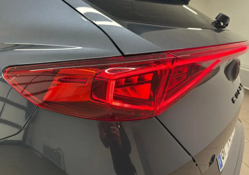 Gros plan sur le feu arrière droit rouge du CUPRA Formentor gris magnétique 2023, soulignant son design anguleux.