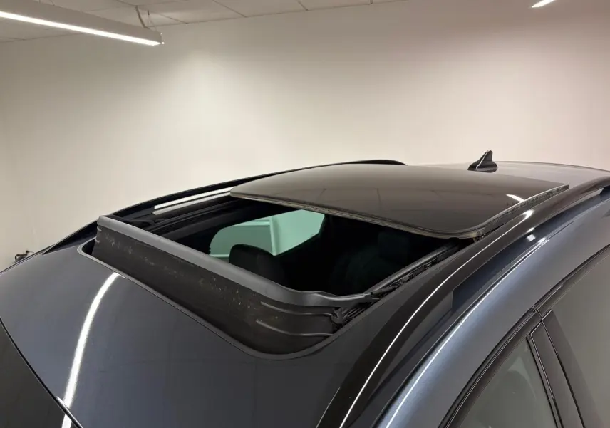 Toit ouvrant panoramique ouvert vu de dessus sur un CUPRA Formentor gris magnétique 2023.