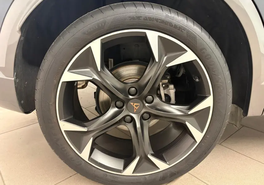 Gros plan sur la jante en alliage noir et argent avec logo CUPRA du côté gauche d'un Formentor gris magnétique 2023.