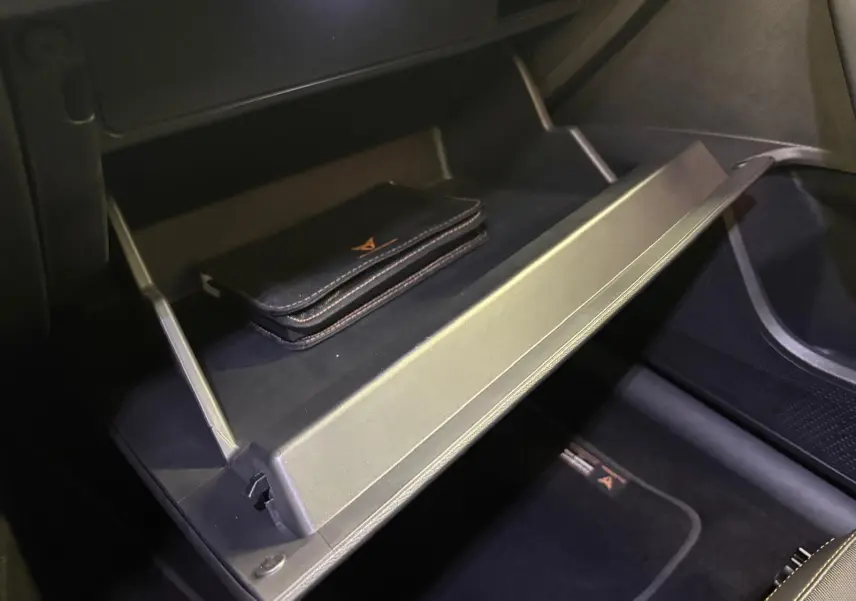 Vue rapprochée de la boîte à gants ouverte du CUPRA Formentor 1.5 TSI 150 DSG7 VZ-LINE 2023 avec pochette noire à l'intérieur.