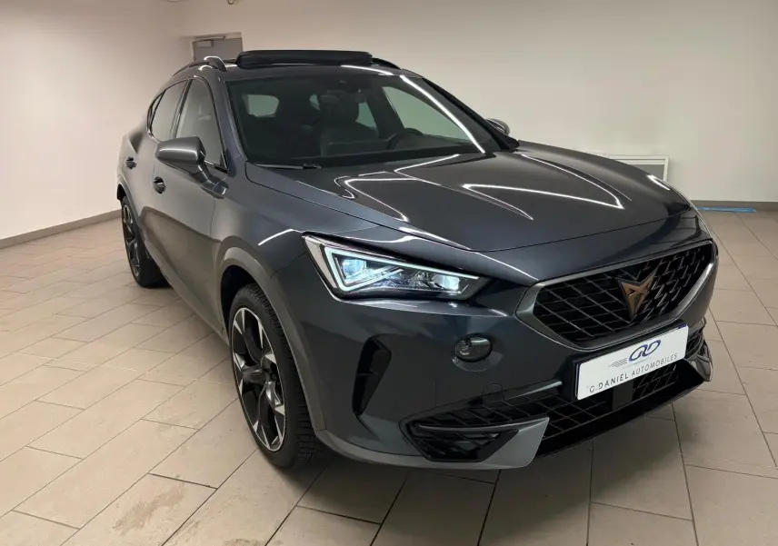 Vue 3/4 avant du CUPRA Formentor gris magnétique 2023 avec calandre noire et jantes alliage distinctives.