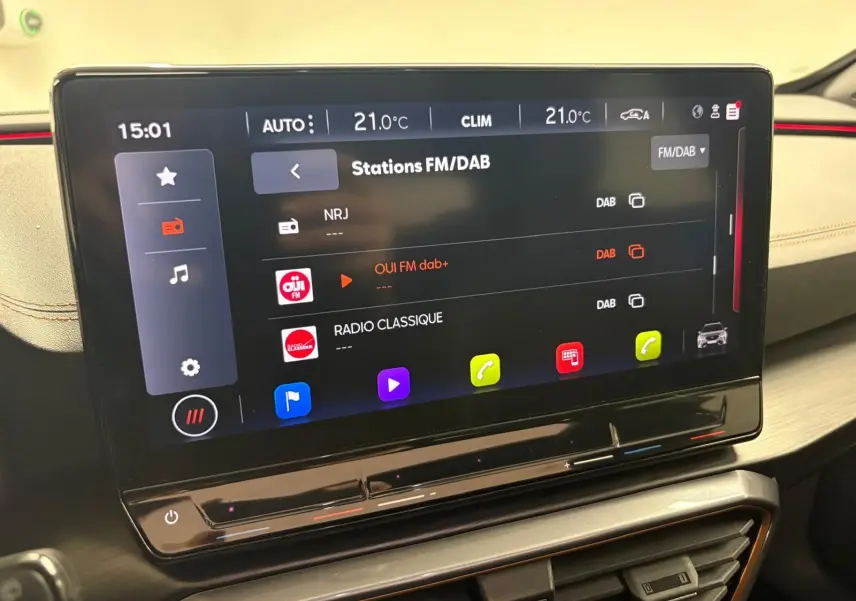Écran tactile central de la CUPRA Formentor 2023 affichant les stations FM/DAB avec interface moderne et commandes tactiles.