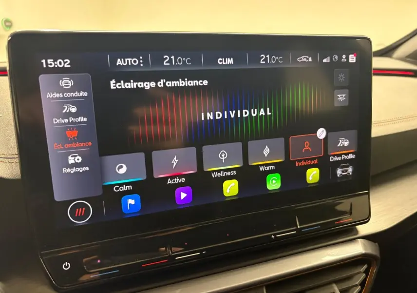 Écran tactile du système multimédia du CUPRA Formentor 2023 affichant les réglages d'éclairage d'ambiance en mode Individual.