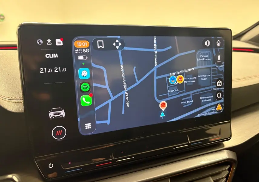 Écran tactile central du tableau de bord du CUPRA Formentor 2023 affichant la navigation et la climatisation.