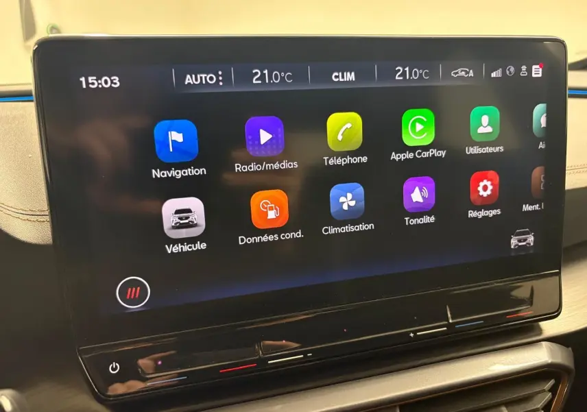 Écran tactile central du tableau de bord du CUPRA Formentor 2023 affichant les menus de navigation et climatisation.