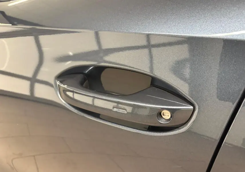 Poignée de porte gris magnétique en gros plan sur le côté gauche du CUPRA Formentor 2023 VZ-LINE.