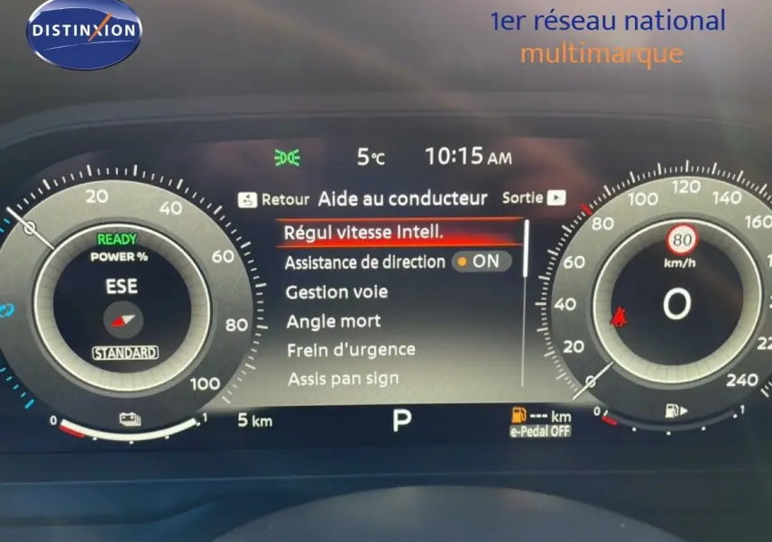 Tableau de bord numérique du Nissan Qashqai 1.5 E-POWER 2025 affichant les aides à la conduite et la vitesse à 0 km/h.