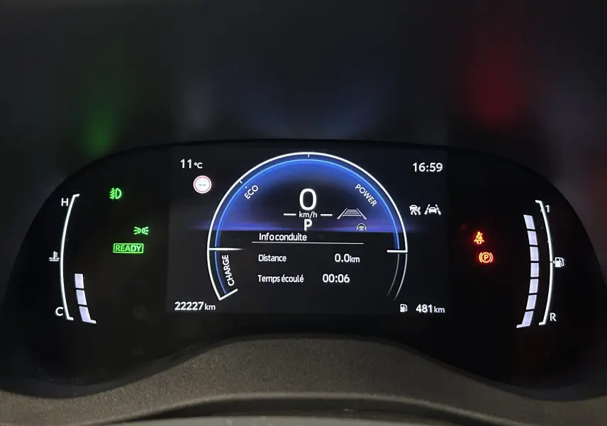 Tableau de bord numérique de Toyota Yaris Cross gris minéral, affichant la vitesse à 0 km/h et 22 227 km au compteur.