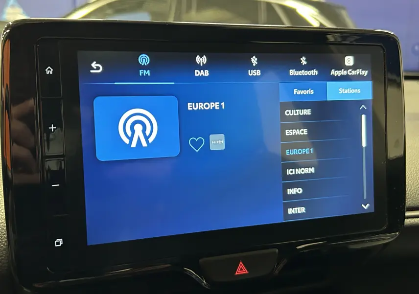 Écran tactile central de la Toyota Yaris Cross 2025 affichant la radio FM sur Europe 1, vue frontale rapprochée.