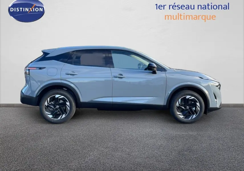 Profil droit du Nissan Qashqai 2025 gris argile métal avec jantes noires et toit noir contrasté.