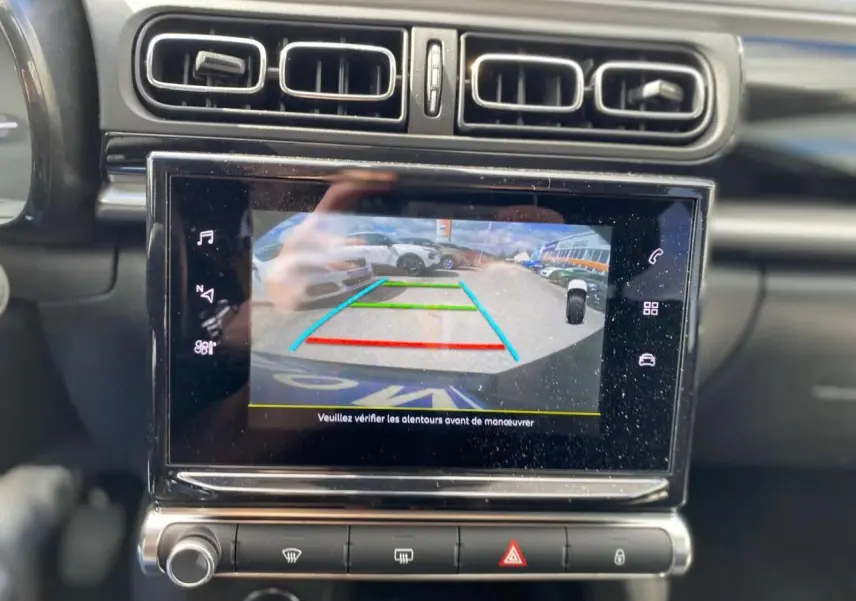 Vue rapprochée de l’écran central de la Citroën C3 gris platinium montrant la caméra de recul en fonctionnement.