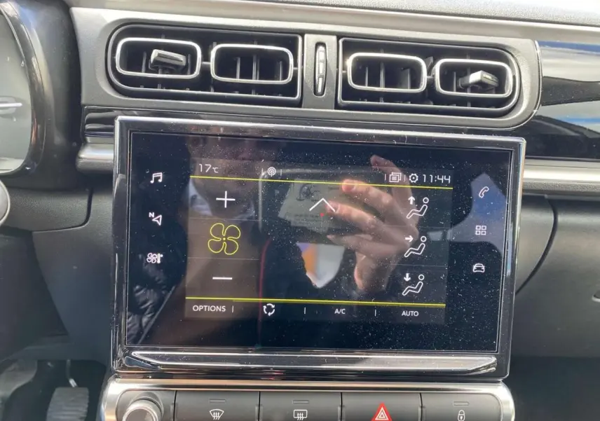 Vue rapprochée de la console centrale de la Citroën C3 2021, écran tactile avec commandes de climatisation.
