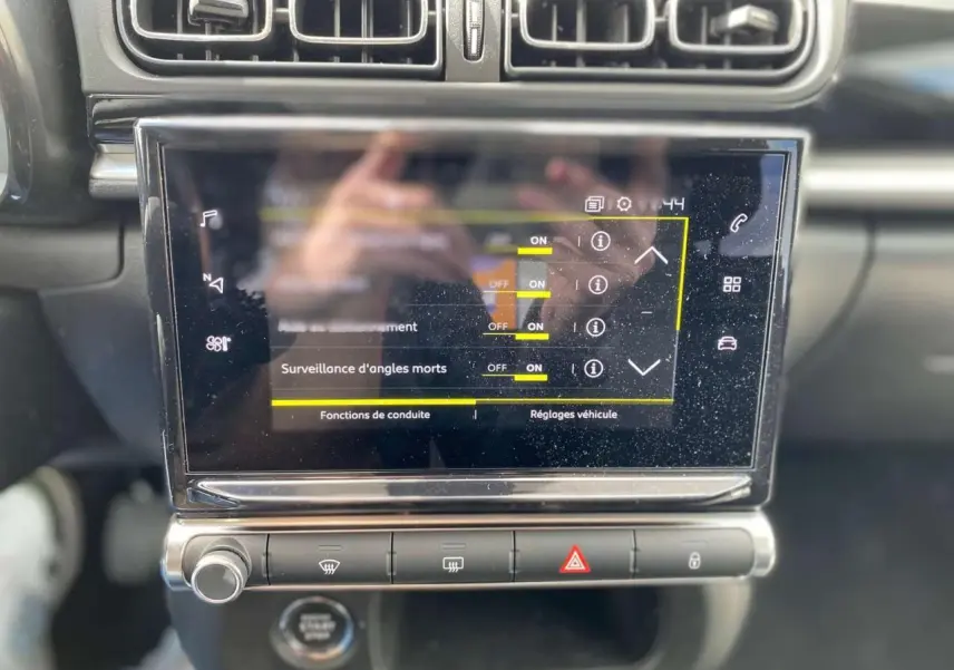 Vue rapprochée de l’écran tactile central de la Citroën C3 2021 montrant les réglages de surveillance d’angles morts.