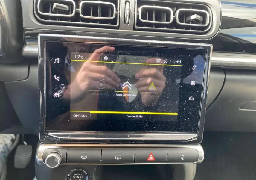 Vue rapprochée du tableau de bord de la Citroën C3 2021, écran tactile central avec interface connectée et commandes climatisation.
