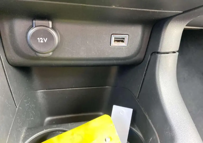 Gros plan sur la prise 12V et port USB dans l'habitacle noir de la Citroën C3 2021.
