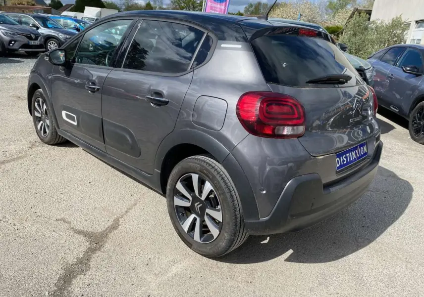 Vue 3/4 arrière droite d'une Citroën C3 gris platinium avec toit noir Onyx et jantes alliage 16 pouces diamantées.