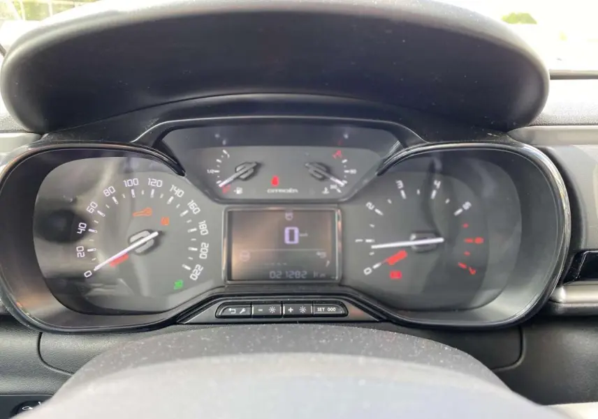 Tableau de bord de Citroën C3 2021, vue frontale sur compteurs analogiques et écran digital au centre.