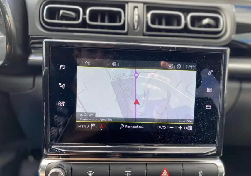 Vue rapprochée de l’écran tactile de navigation de la Citroën C3 2021 avec tableau de bord noir.