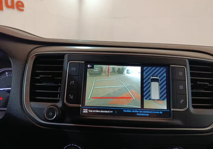 Écran tactile central du Peugeot Expert Fourgon blanc 2023 montrant l’aide au stationnement arrière avec guidage visuel.