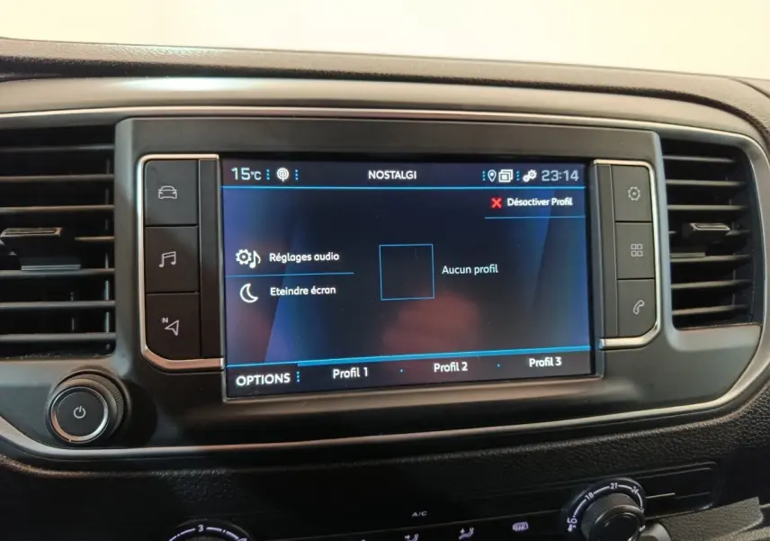 Écran tactile central du tableau de bord du Peugeot Expert Fourgon blanc, affichant les réglages audio et profils utilisateur.