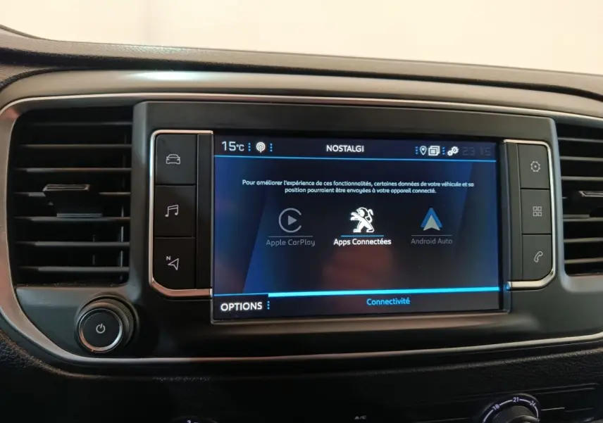 Écran tactile central du tableau de bord du Peugeot Expert Fourgon blanc, affichant les options Apple CarPlay et Android Auto.