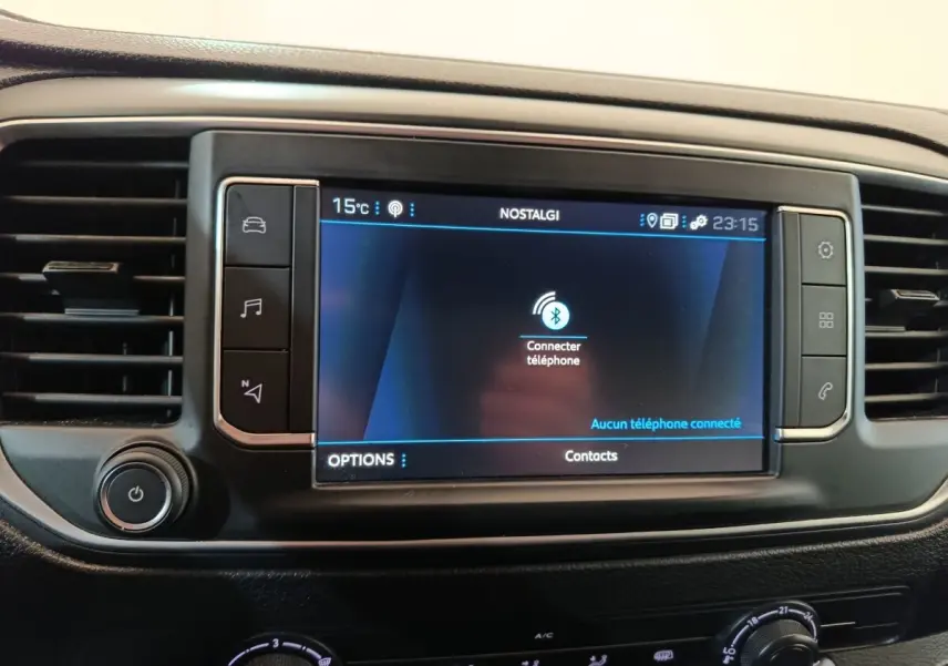 Écran tactile central du tableau de bord du Peugeot Expert Fourgon blanc, affichant la connexion Bluetooth au téléphone.