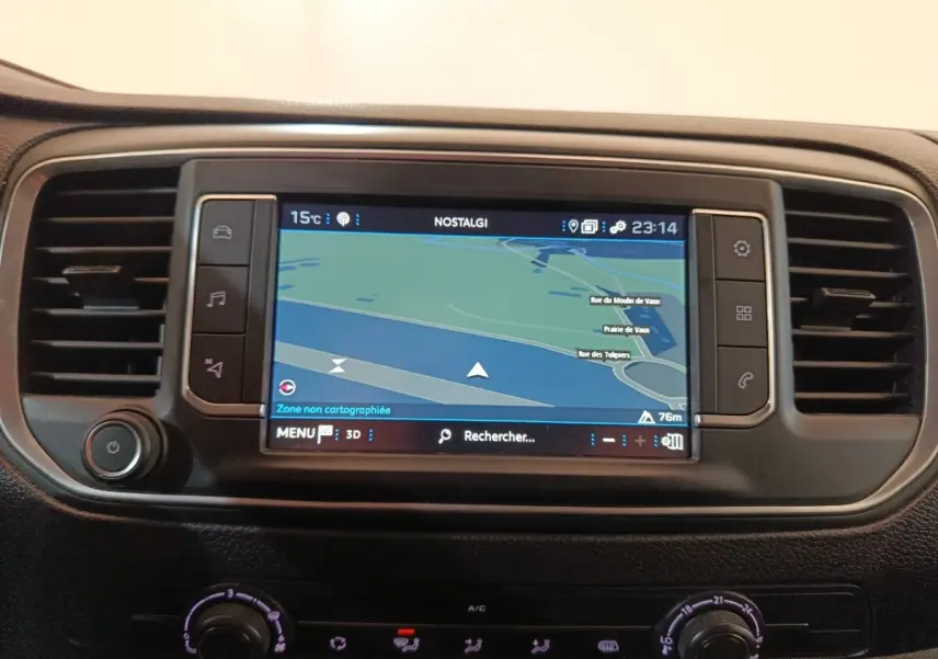 Vue rapprochée de l’écran tactile central du tableau de bord du Peugeot Expert Fourgon blanc, affichant la navigation GPS.