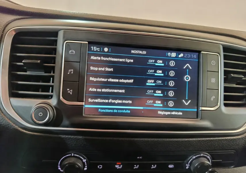 Gros plan sur l'écran tactile central du Peugeot Expert Fourgon blanc 2023 affichant les réglages d'aides à la conduite.
