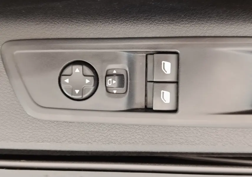 Gros plan sur les commandes de réglage des rétroviseurs et des vitres électriques côté conducteur du Peugeot Expert Fourgon blanc.