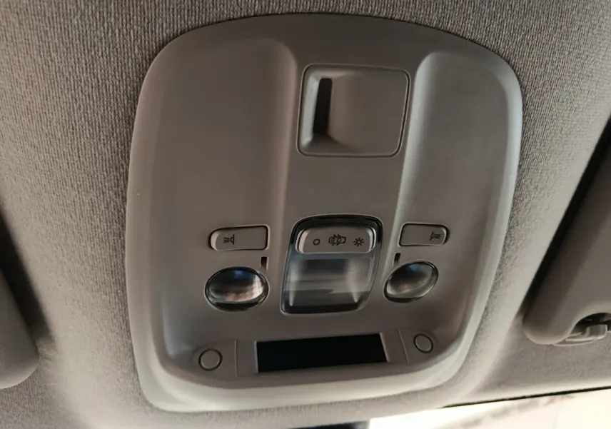 Plafonnier intérieur gris clair du Peugeot Expert Fourgon blanc, avec boutons d'éclairage et commande centrale.