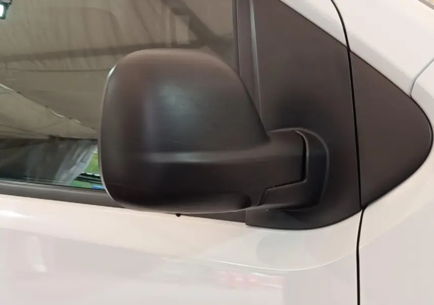 Rétroviseur noir en gros plan côté gauche du Peugeot Expert Fourgon blanc, vue rapprochée sur la porte avant.
