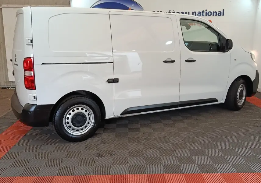 Vue latérale droite d'un Peugeot Expert Fourgon blanc, version Taille M, avec portes latérales pleines et jantes acier.