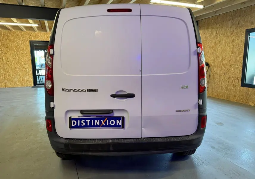 Vue arrière d’un Renault Kangoo Compact blanc de 2011 avec portes battantes et logo Eco2 visible.