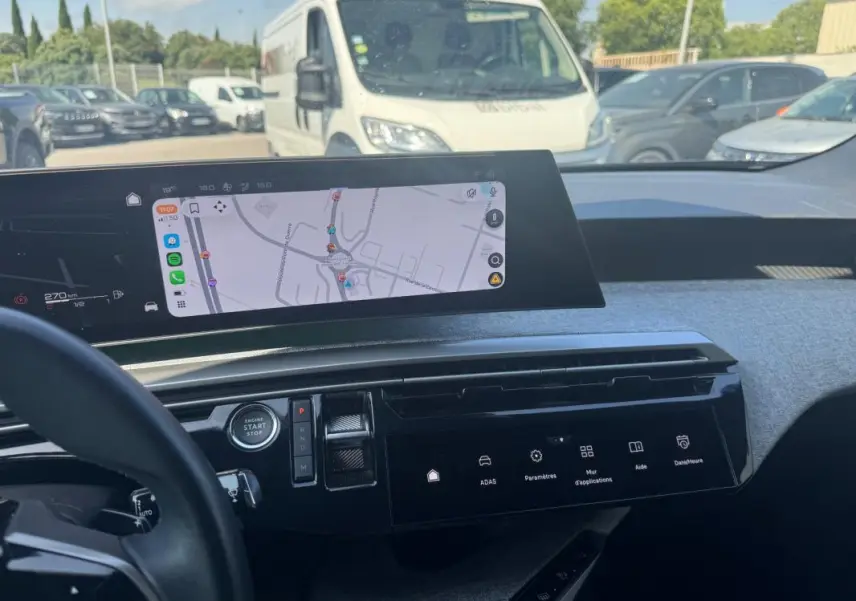 Vue intérieure du tableau de bord du Peugeot 3008 Hybrid 136 e-DCS6 Allure 2025 avec écran tactile et navigation affichée.