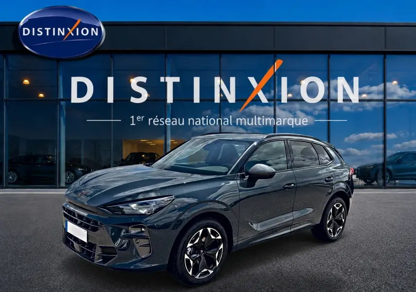 Vue 3/4 avant droite d'un CUPRA TERRAMAR bleu fjord avec jantes 19 pouces devant une vitrine Distinxion.