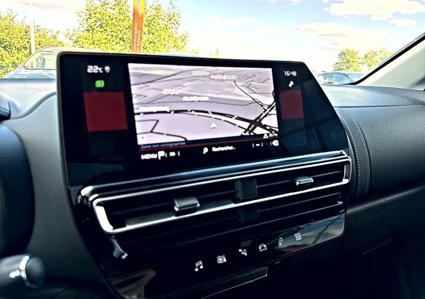 Vue intérieure du tableau de bord du Citroën C5 Aircross 2025 avec écran tactile GPS et commandes tactiles noires.