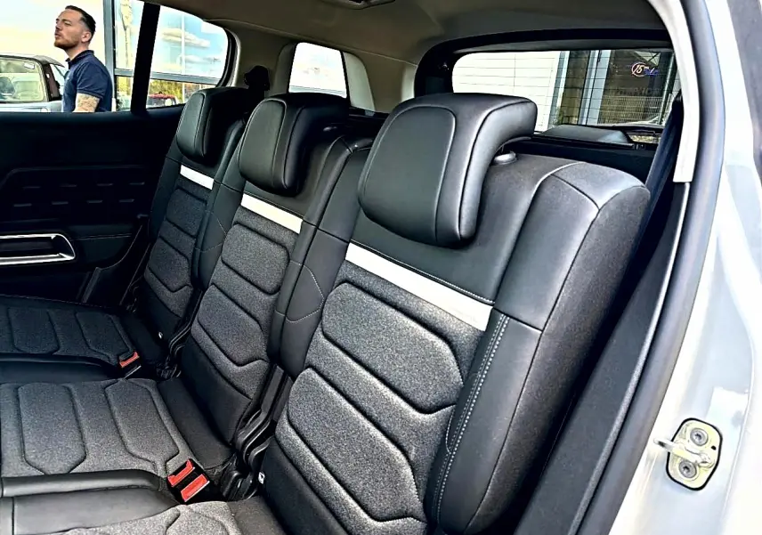 Vue intérieure côté droit sur la deuxième rangée de sièges individuels noirs et gris du Citroën C5 Aircross blanc 2025.