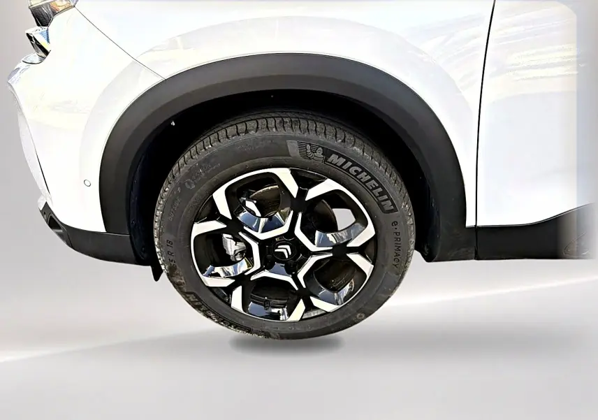 Gros plan sur la roue avant droite du Citroën C5 Aircross blanc, jante alliage noire et argentée, pneu Michelin.