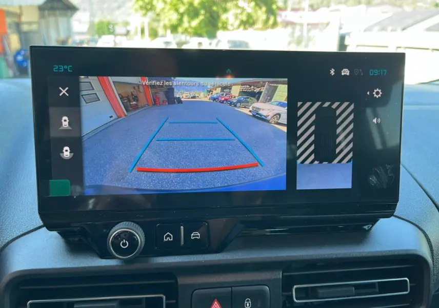 Écran central du Citroën Berlingo gris Artense montrant la caméra de recul avec guidage de trajectoire.