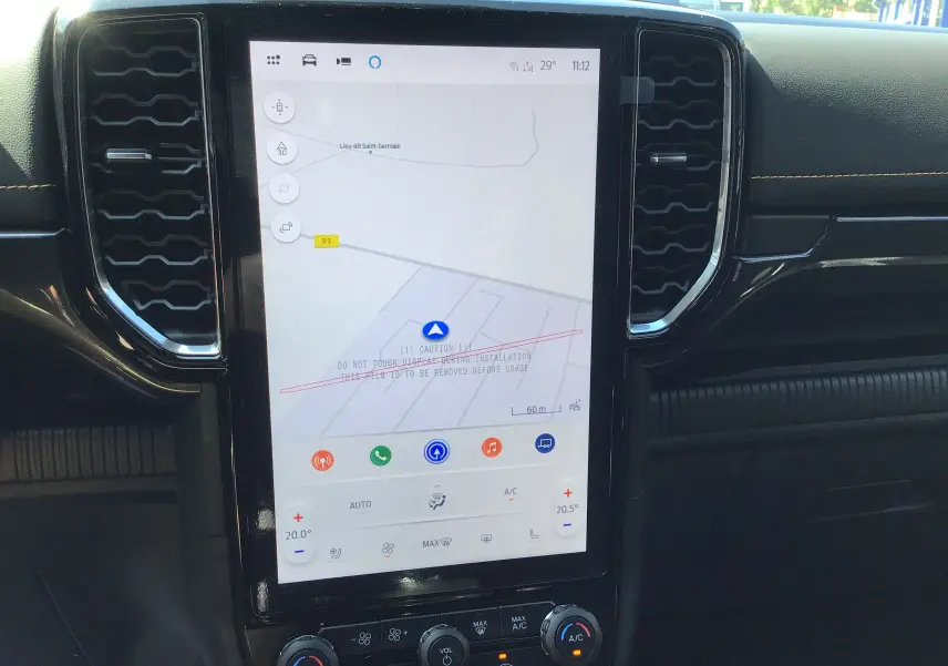 Écran tactile central du Ford Ranger Wildtrak gris carbone, affichant le GPS et commandes climatisation.